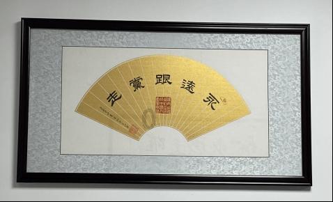 铁笼中的小鹿逃脱