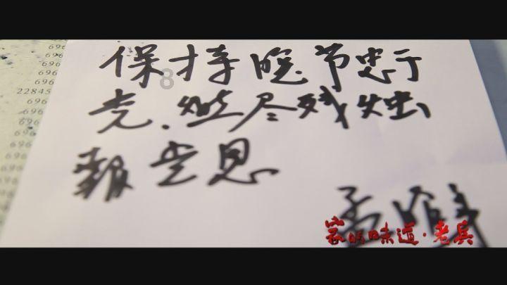 险!大货车与中巴车相撞,中巴车车头严重变形…
